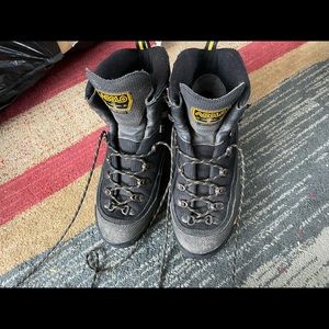 Used Asolo womens hiking boots. Womens size 9